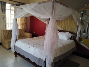 Escrivaninha, roupa de cama