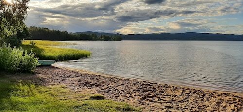 Vacation home with lake view, log cabin sauna and jacuzzi
