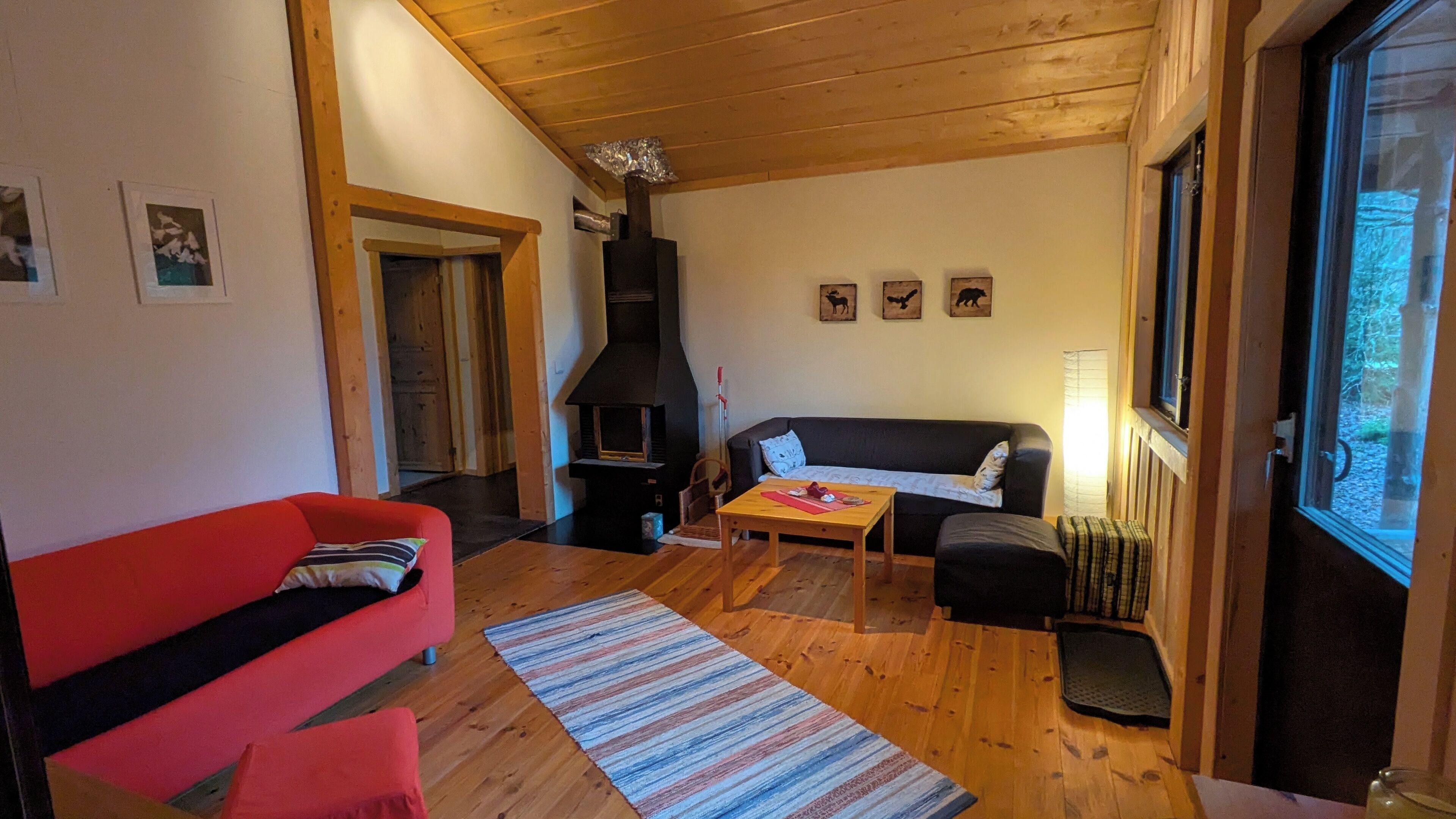 Tv, pejs, dvd-afspiller, bøger
