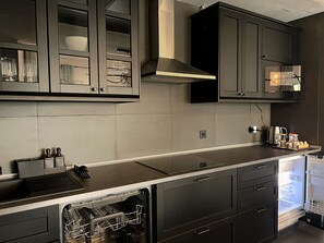 ثلاجة، ميكروويف، فرن، موقد طهي مسطح