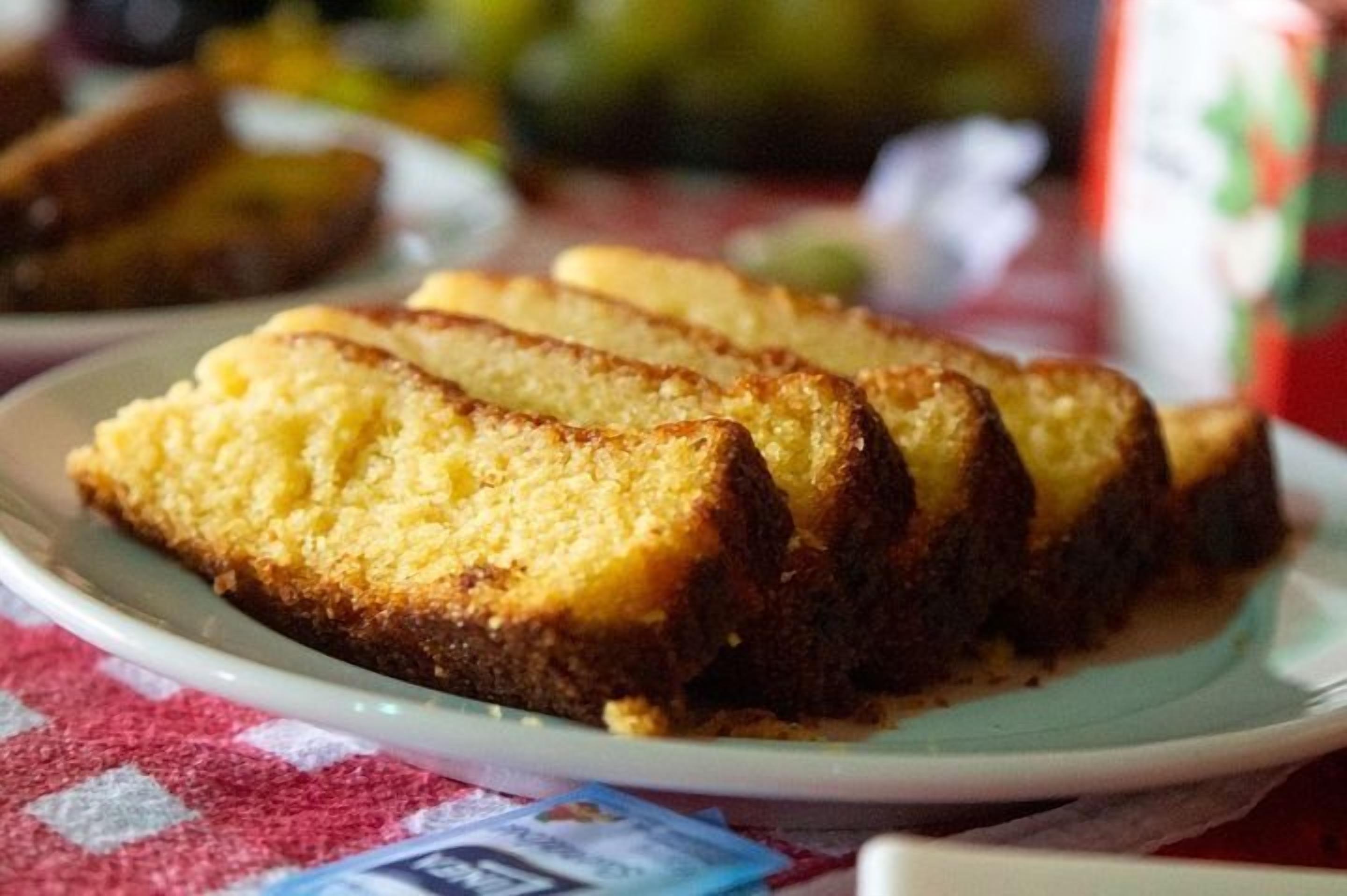 Un piatto con fette di torta su un tovagliolo.
