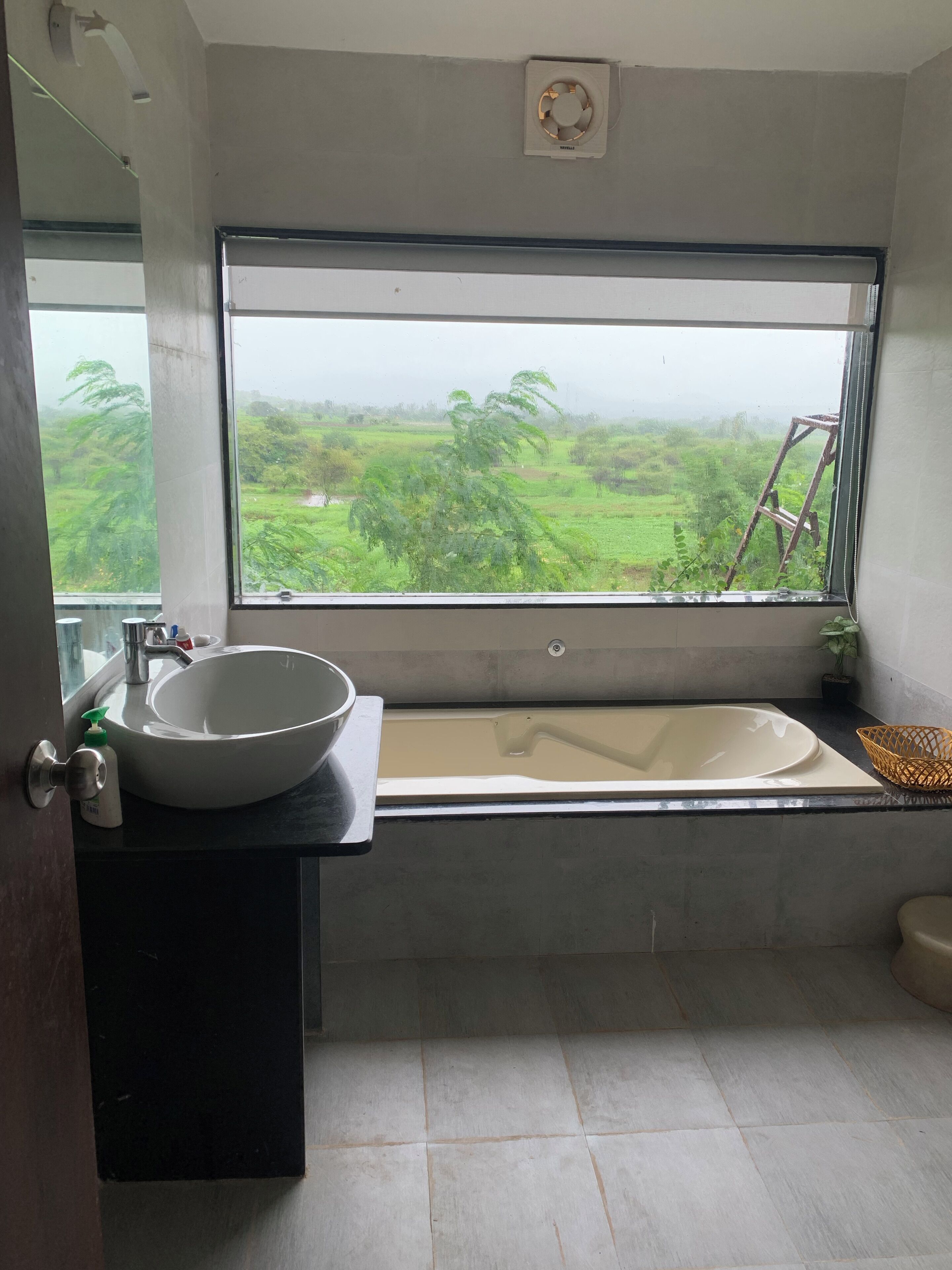 Een haardroger, handdoeken, zeep, toiletpapier