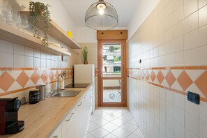 Kühlschrank, Herdplatte, Kaffeemühle, Kochgeschirr/Geschirr/Besteck