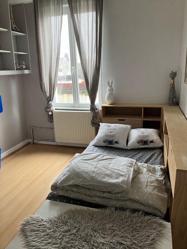 3 bedrooms, desk, free WiFi, bed sheets