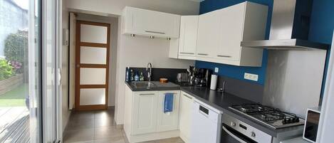 Jääkaappi, mikroaaltouuni, uuni, liesi