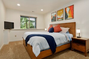 3 bedrooms, iron/ironing board, internet, bed sheets