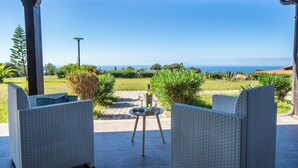 Leilighet – deluxe, 2 soverom, terrasse, sjøutsikt | Utsikt mot strand/hav