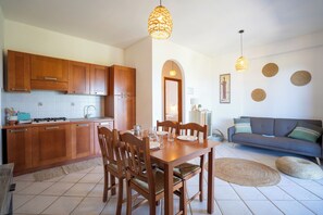 Deluxe-Apartment, 2 Schlafzimmer, Terrasse, Meerblick | Eigene Küche