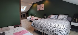 4 habitaciones, escritorio y tabla de planchar con plancha 