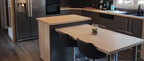 Réfrigérateur, micro-ondes, four, plaque de cuisson