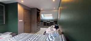 4 bedrooms, desk, iron/ironing board, travel cot