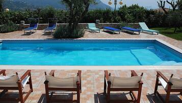 Una piscina al aire libre de temporada