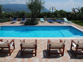 Una piscina al aire libre de temporada