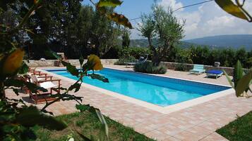 Una piscina al aire libre de temporada