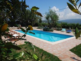 Una piscina al aire libre de temporada
