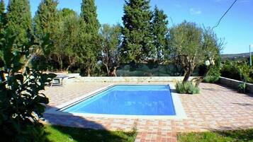 Piscine extérieure (ouverte en saison)