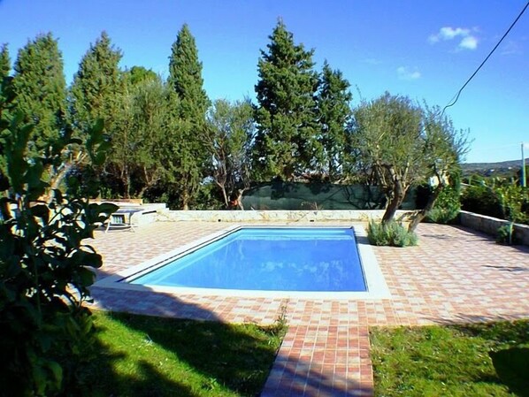 Una piscina al aire libre de temporada