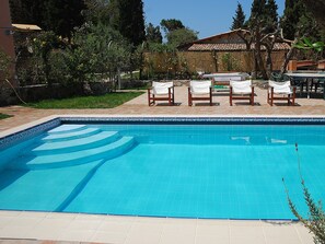 Una piscina al aire libre de temporada