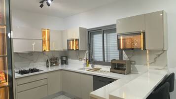 Jääkaappi, mikroaaltouuni, uuni, liesi