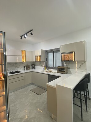 Jääkaappi, mikroaaltouuni, uuni, liesi