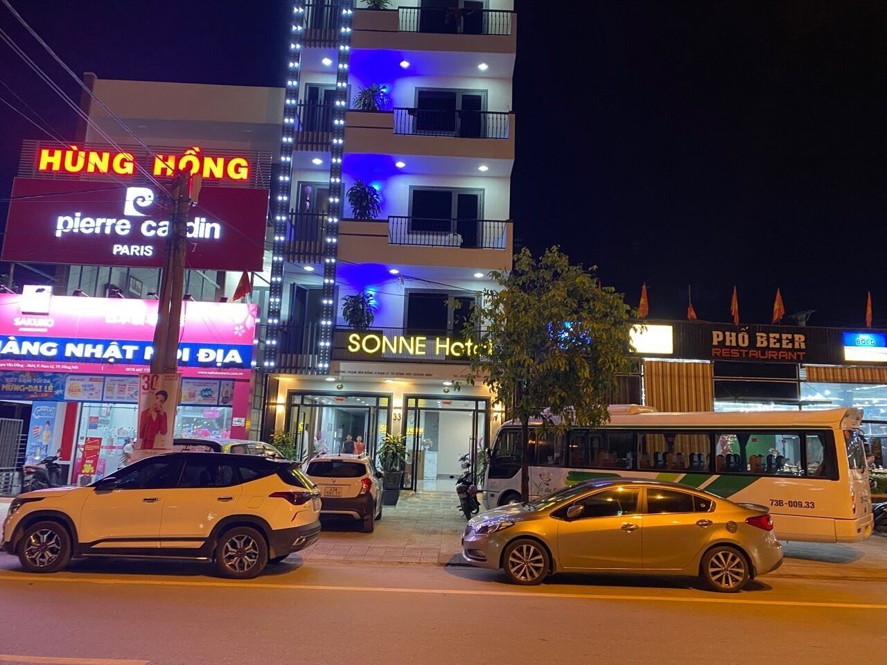 Vista frontal de la propiedad