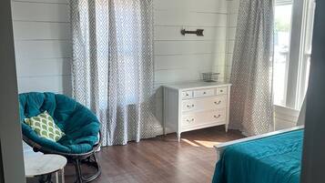 4 bedrooms, iron/ironing board, WiFi, bed sheets