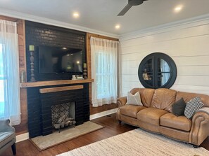 Living area - Remodeled home, close to Magnolia, Cameron Park, downtown Waco/Baylor University (Waco)