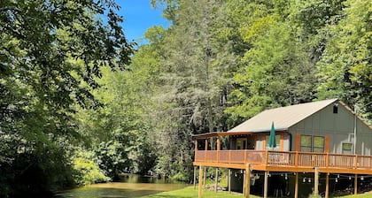 Cozy cabin with riverfront location, fire pit and peaceful surroundings
