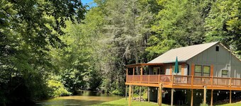 Cozy cabin with riverfront location, fire pit and peaceful surroundings