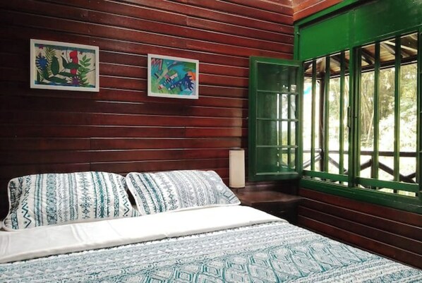 3 bedrooms, desk, iron/ironing board