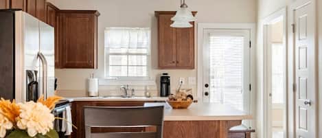 Coffee/tea maker, fridge, microwave, oven