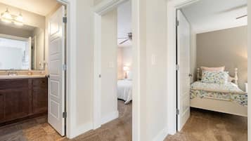 3 slaapkamers, een strijkplank/strijkijzer, reisbedje, gratis wifi