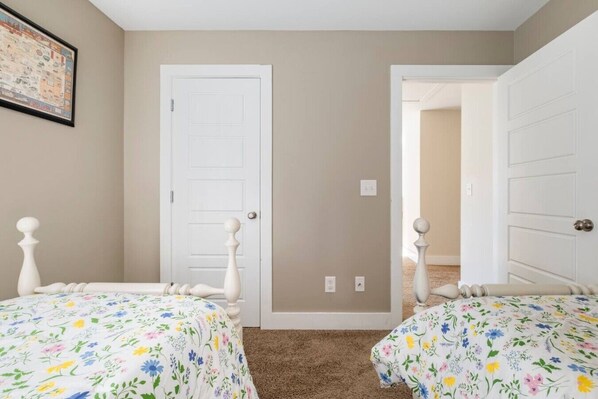 Iron/ironing board, travel crib, WiFi (free), bed sheets - Beautiful Home in the Heart of Hoover! (Hoover)