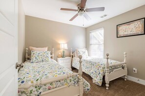 Iron/ironing board, travel cot, free WiFi, bed sheets - Beautiful Home in the Heart of Hoover! (Hoover)