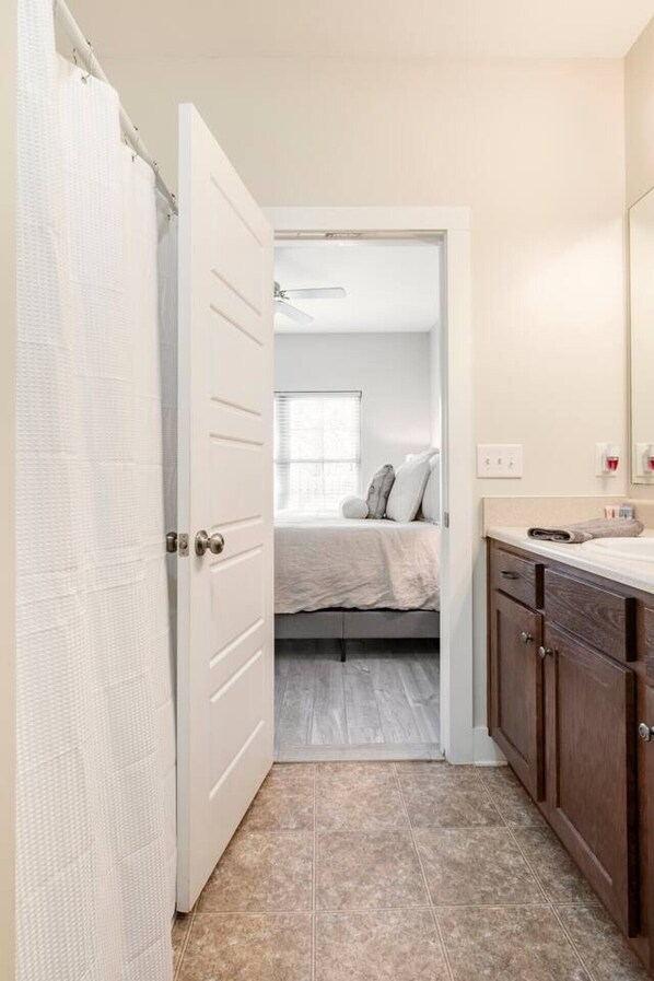 Iron/ironing board, travel crib, WiFi (free), bed sheets - Beautiful Home in the Heart of Hoover! (Hoover)