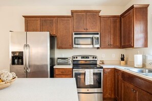 Coffee/tea maker, fridge, microwave, oven - Beautiful Home in the Heart of Hoover! (Hoover)