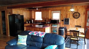 Smart TV, chimenea y libros 