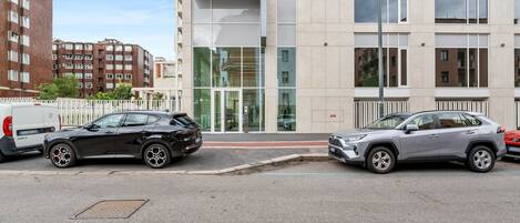 Un edificio moderno con ampie vetrate e un ingresso in vetro.