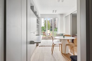 1 chambre, décor unique, ameublement unique, bureau