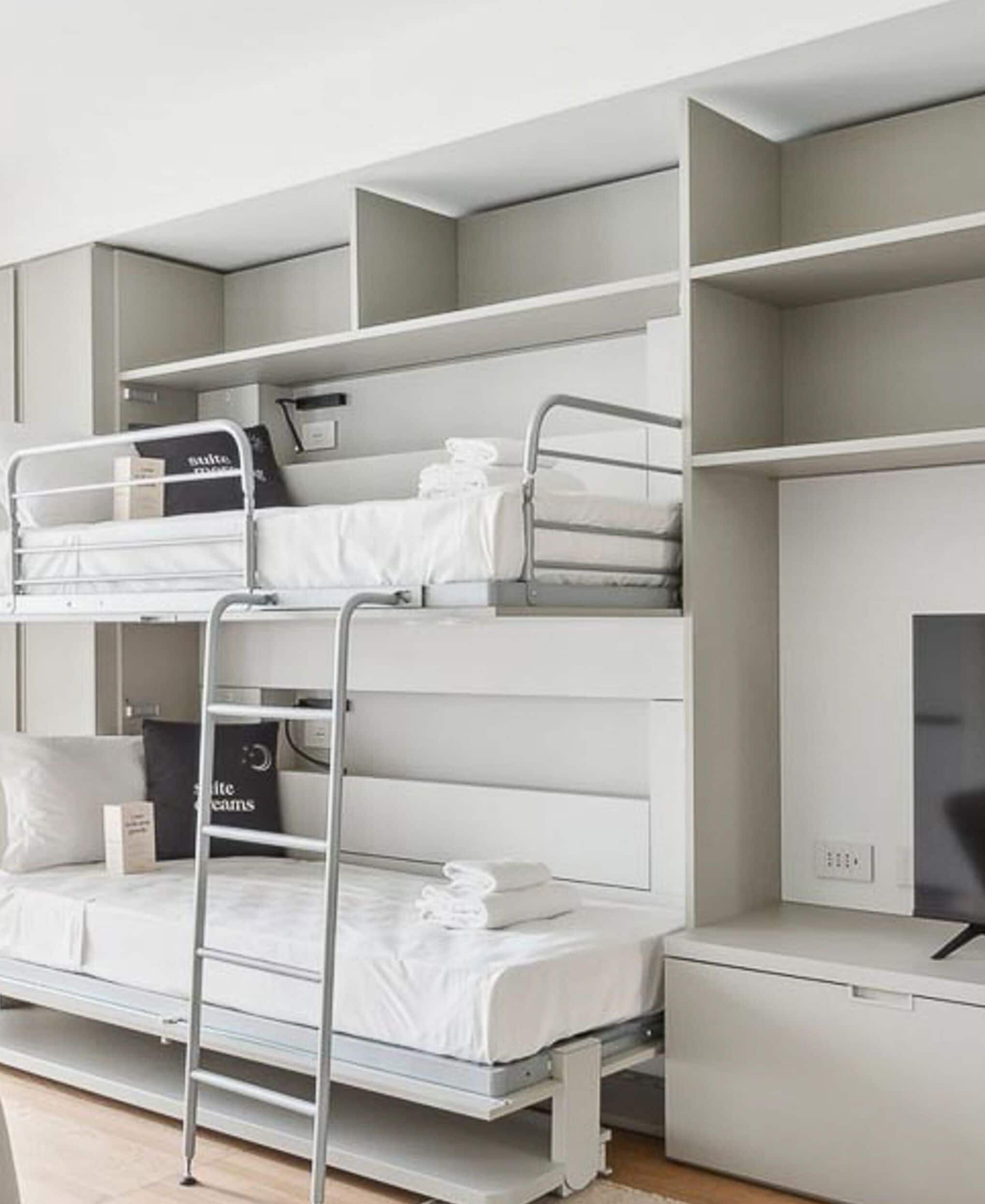 Habitación con literas, escritorio y televisor.