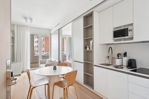 電冰箱、微波爐、爐台、洗碗機