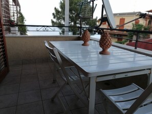 Outdoor dining - Accommodation on the hill of Letojanni, 5 km from Taormina. (Sicilia)