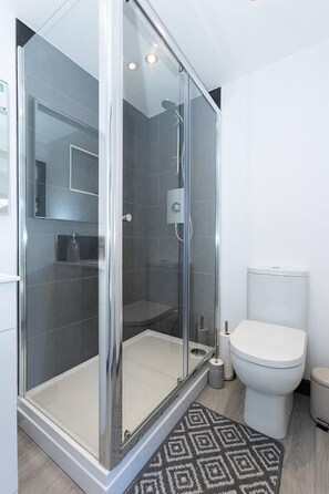 Studio | Bathroom - Beautiful Open Plan Lakeside Lodge, Shearsby (Lutterworth)