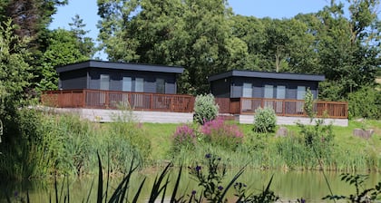 Beautiful Open Plan Lakeside Lodge, Shearsby