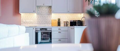 Køleskab, mikrobølgeovn, ovn, kogeplade