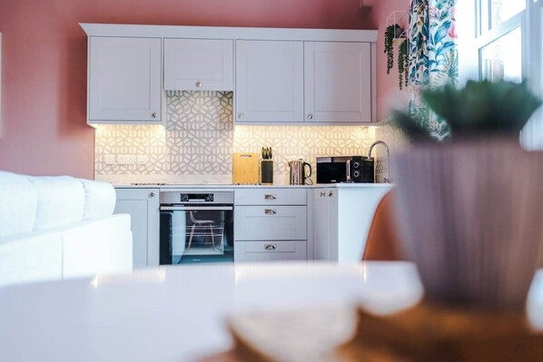 Køleskab, mikrobølgeovn, ovn, kogeplade