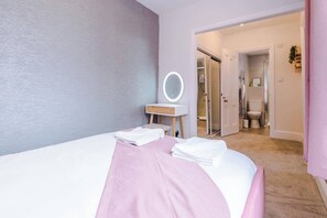 1 dormitori, planxa i posts de planxar, un bressol de viatge i wifi 