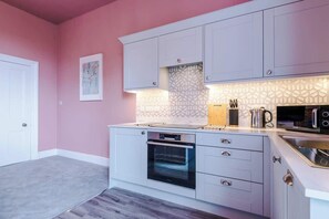 Køleskab, mikrobølgeovn, ovn, kogeplade