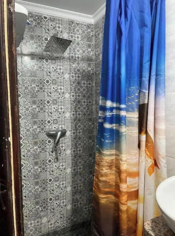 تجهيزات دش، مناشف، صابون، ورق حمّام