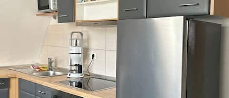 Frigorifero, microonde, forno, piano cottura
